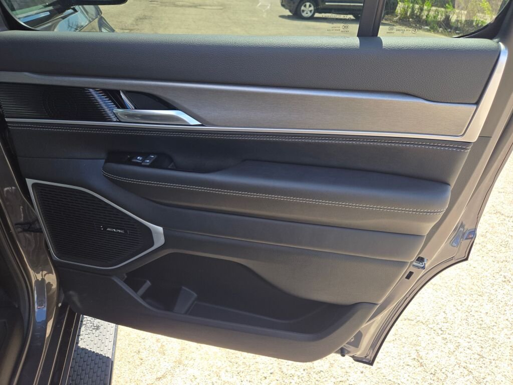 New 2026 Baltic-Gray Metallic Clear-Coat Exterior Paint Jeep Upland image 10