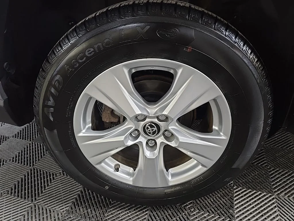Used 2019 Silver Toyota XLE image 14