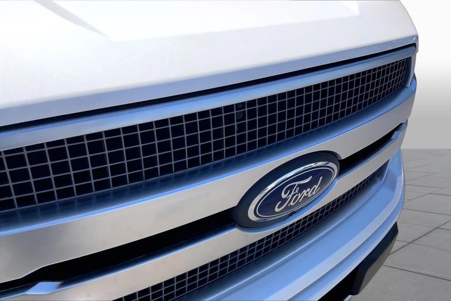 Used 2018 White Platinum Metallic Tri-Coat Ford Platinum image 27