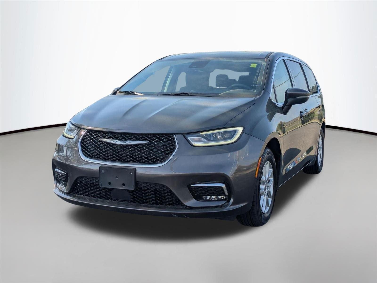 Used 2023 Granite Crystal Metallic Clearcoat Chrysler Touring L image 2