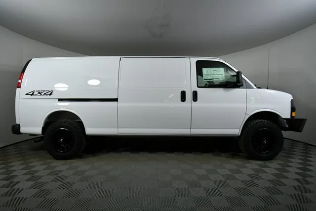 New 2025 Summit White Chevrolet WT image 15