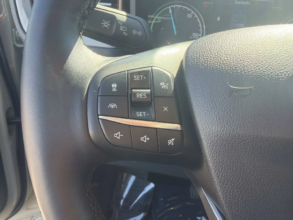 Used 2024  Ford Lariat image 18