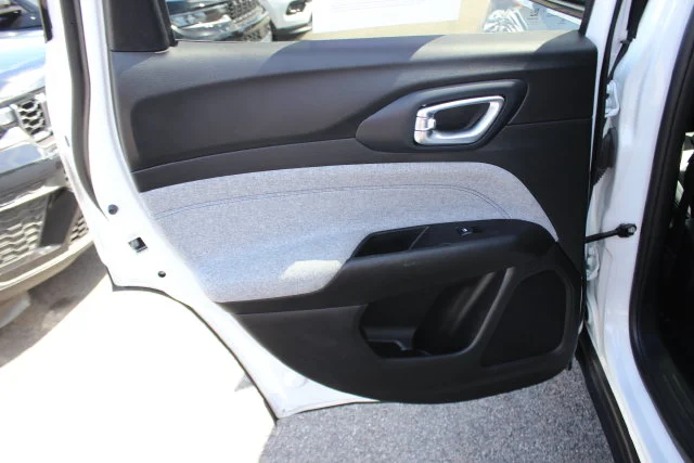 Used 2024 White Jeep Latitude image 23