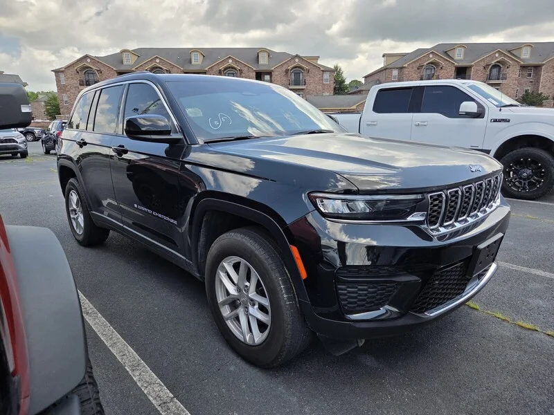 Used 2023 Diamond Black JEEP LAREDO image 2