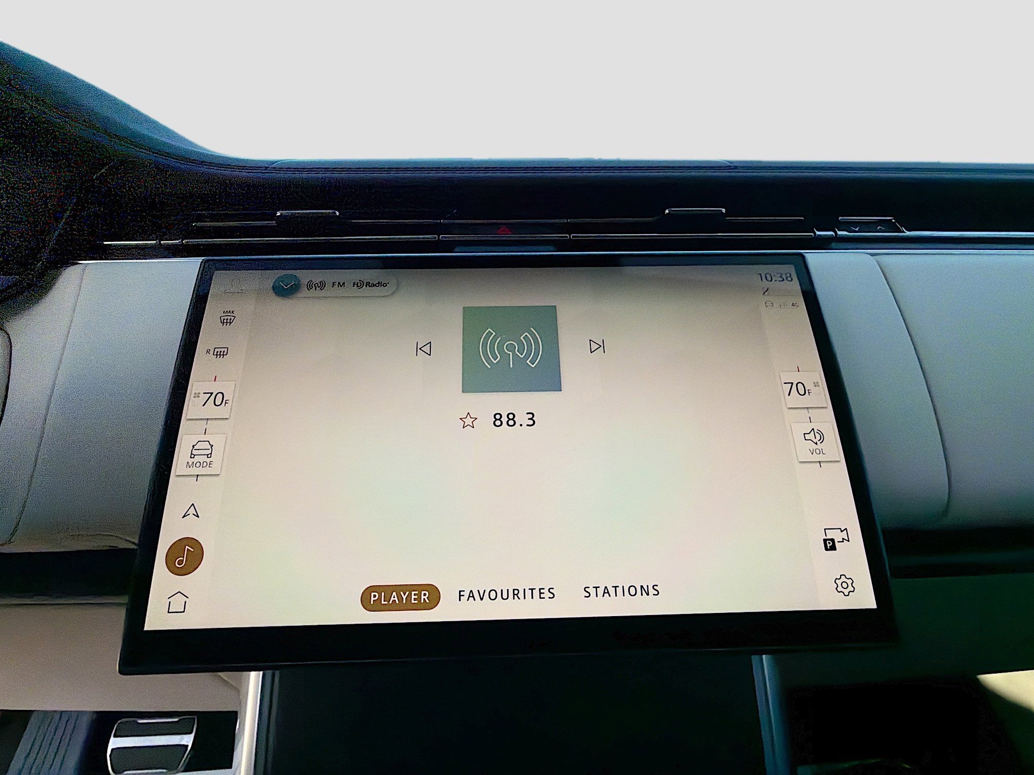Used 2024 Ligurian Black SV Bespoke Ultra Metallic Sat Land Rover Autobiography image 31