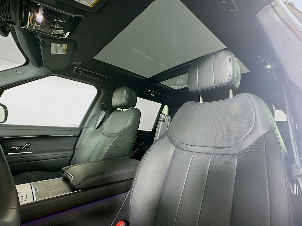 Used 2025 Fuji White Land Rover SE image 16