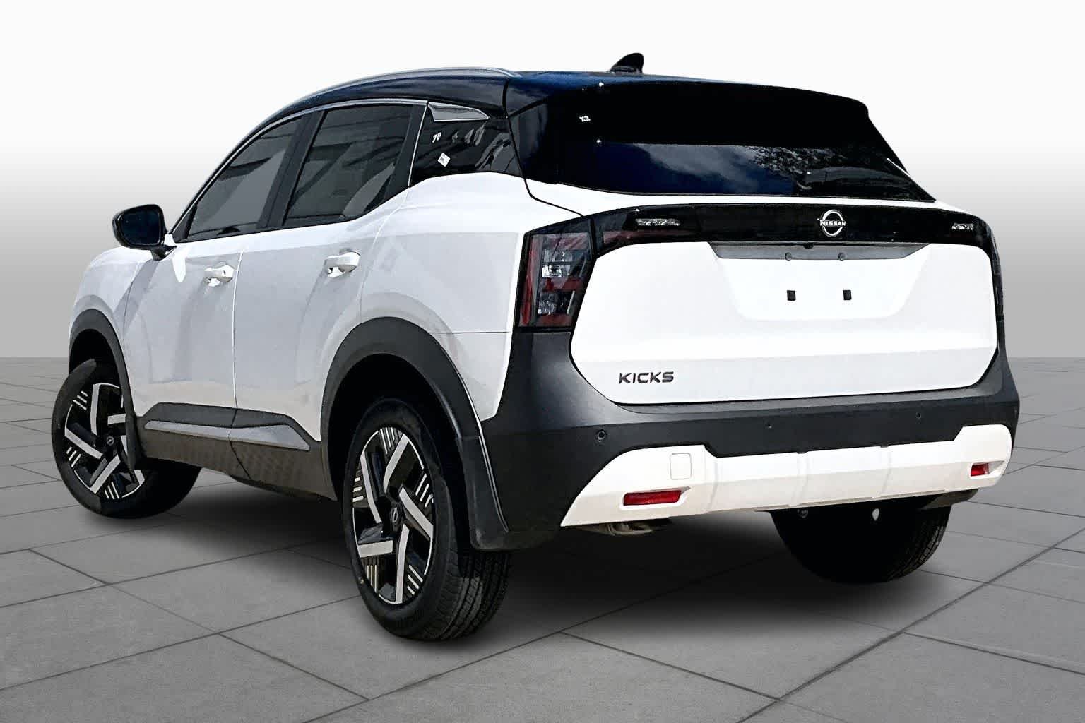New 2026 Aspen White TriCoat / Super Black Two-tone Nissan SV image 7