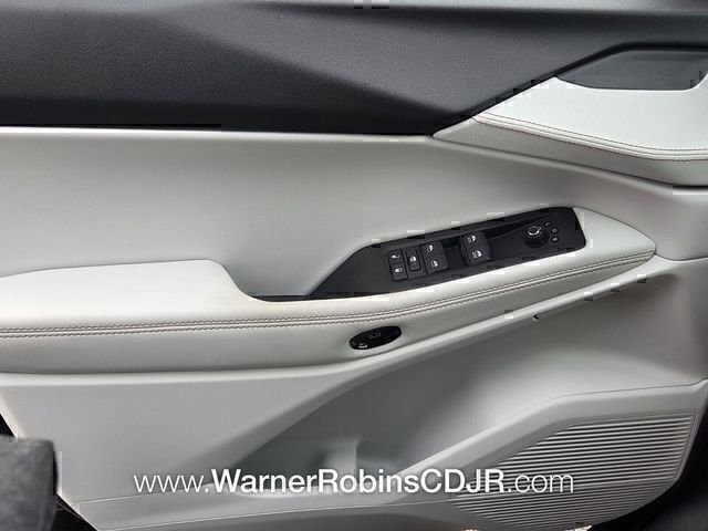 New 2026 Diamond Black Crystal Pearl-Coat Exterior Paint Jeep Limited image 29