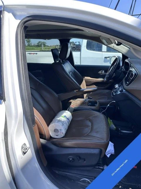 Used 2017 Bright White Clearcoat Chrysler Limited image 11