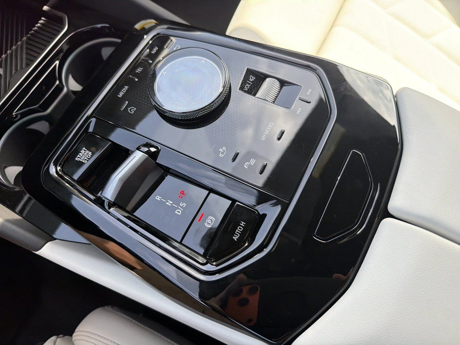 New 2027 Alpine White BMW 530i xDrive image 36