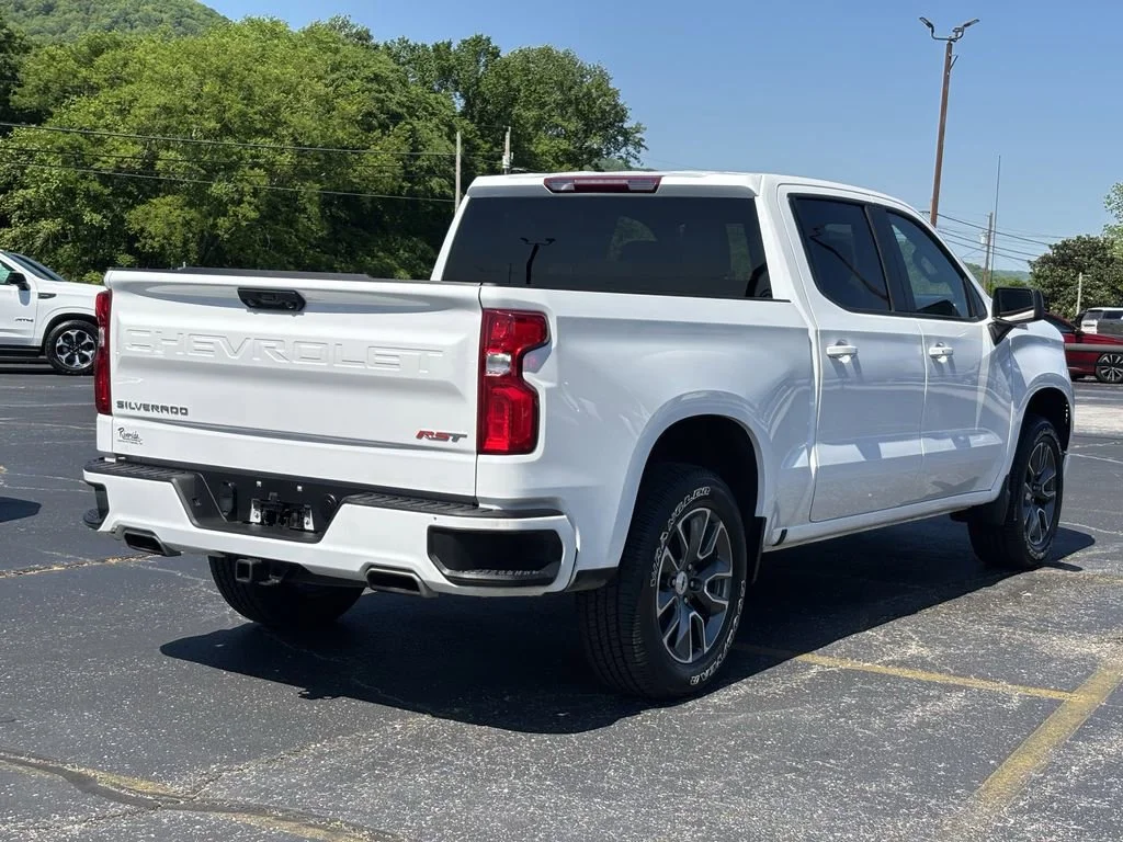 Used 2024 Summit White Chevrolet RST image 9
