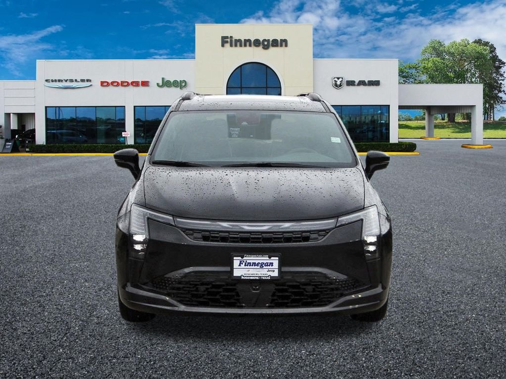New 2027 Diamond Black Crystal Pearl-Coat Exterior Paint Chrysler Limited image 2
