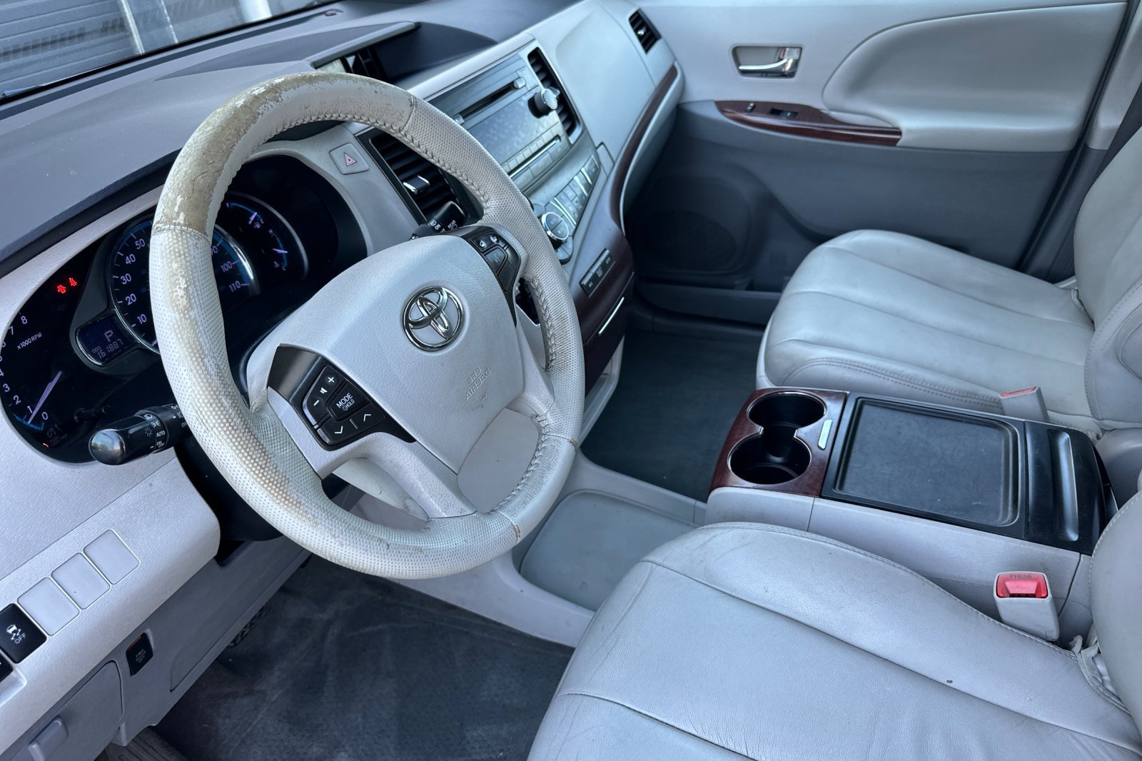 Used 2014 Super White Toyota XLE image 10