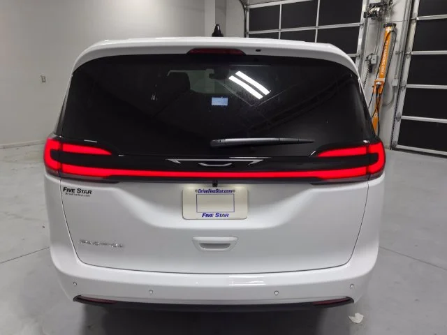 New 2027 Bright White Clear-Coat Paint Chrysler Select image 11