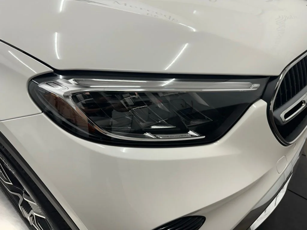 New 2027 White Mercedes-Benz GLC 300 image 10