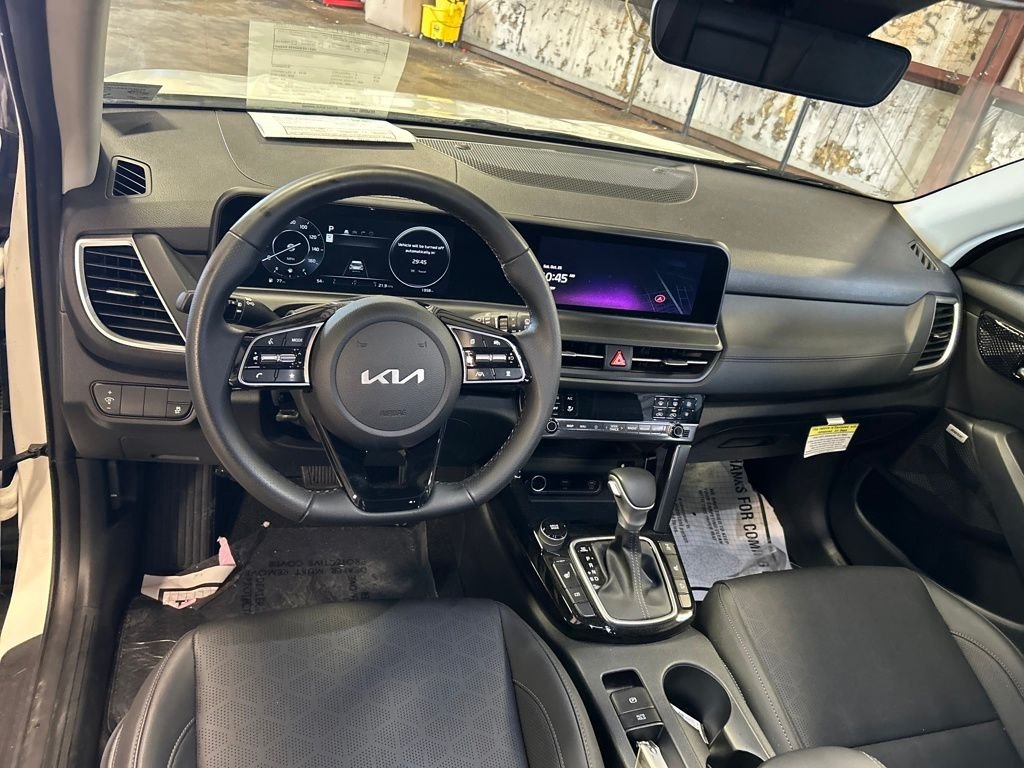 Used 2024 White Kia SX image 28