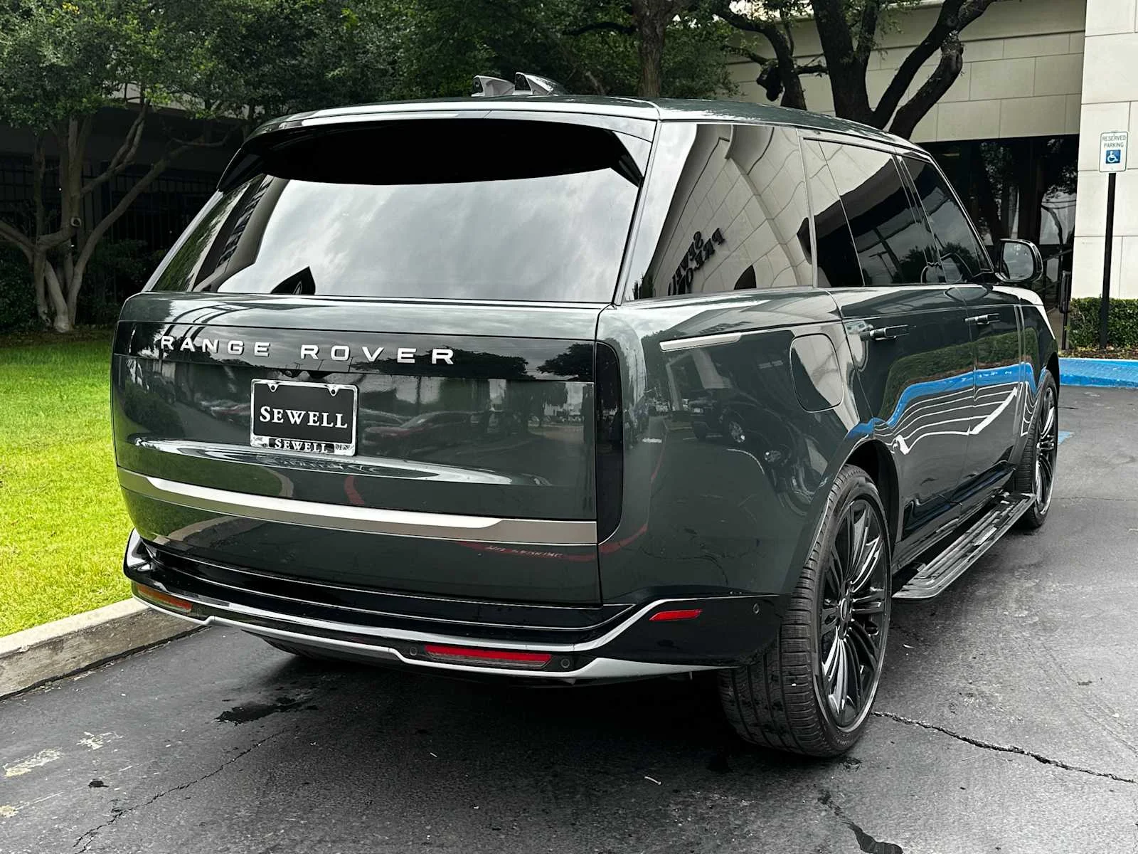 Used 2024  Land Rover SE image 4