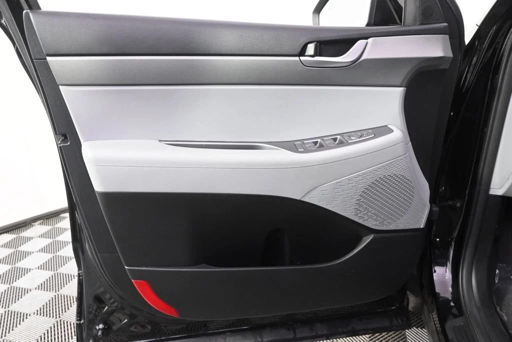 Used 2025 Black Hyundai SEL image 22
