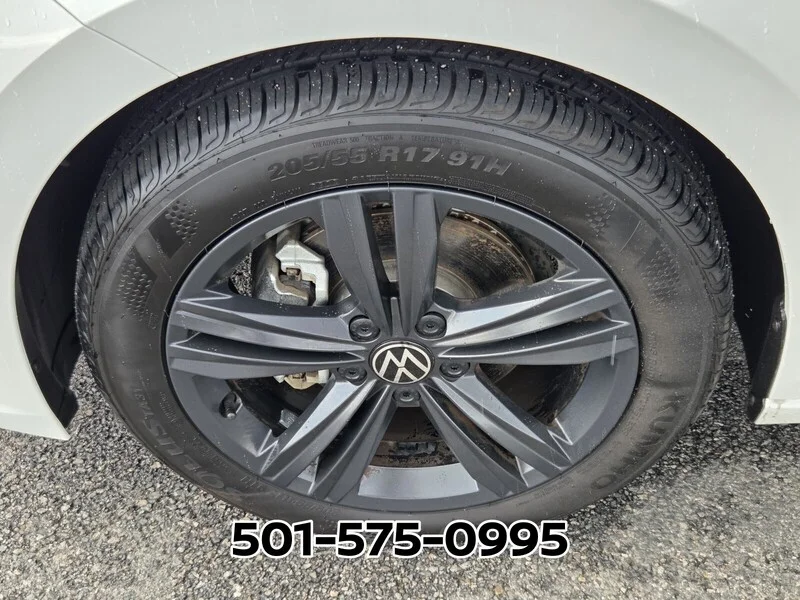 Used 2024 Opal White Volkswagen SE AUTO image 19