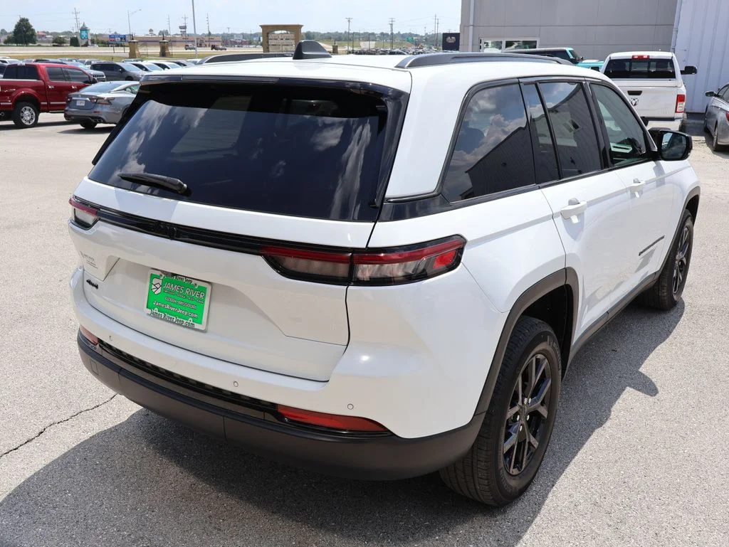 Used 2024 White Jeep Altitude image 5