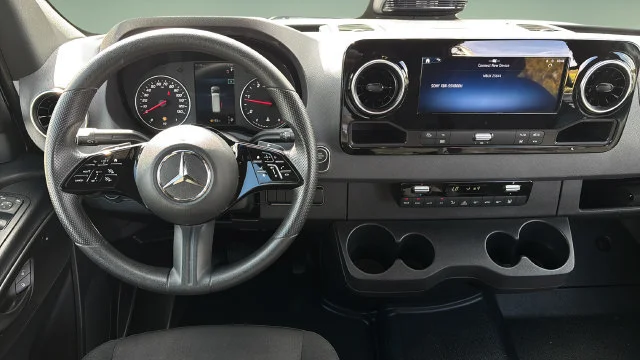Used 2025  Mercedes-Benz NA image 17