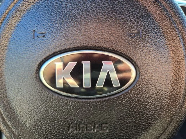 Used 2022 White Kia LX image 33
