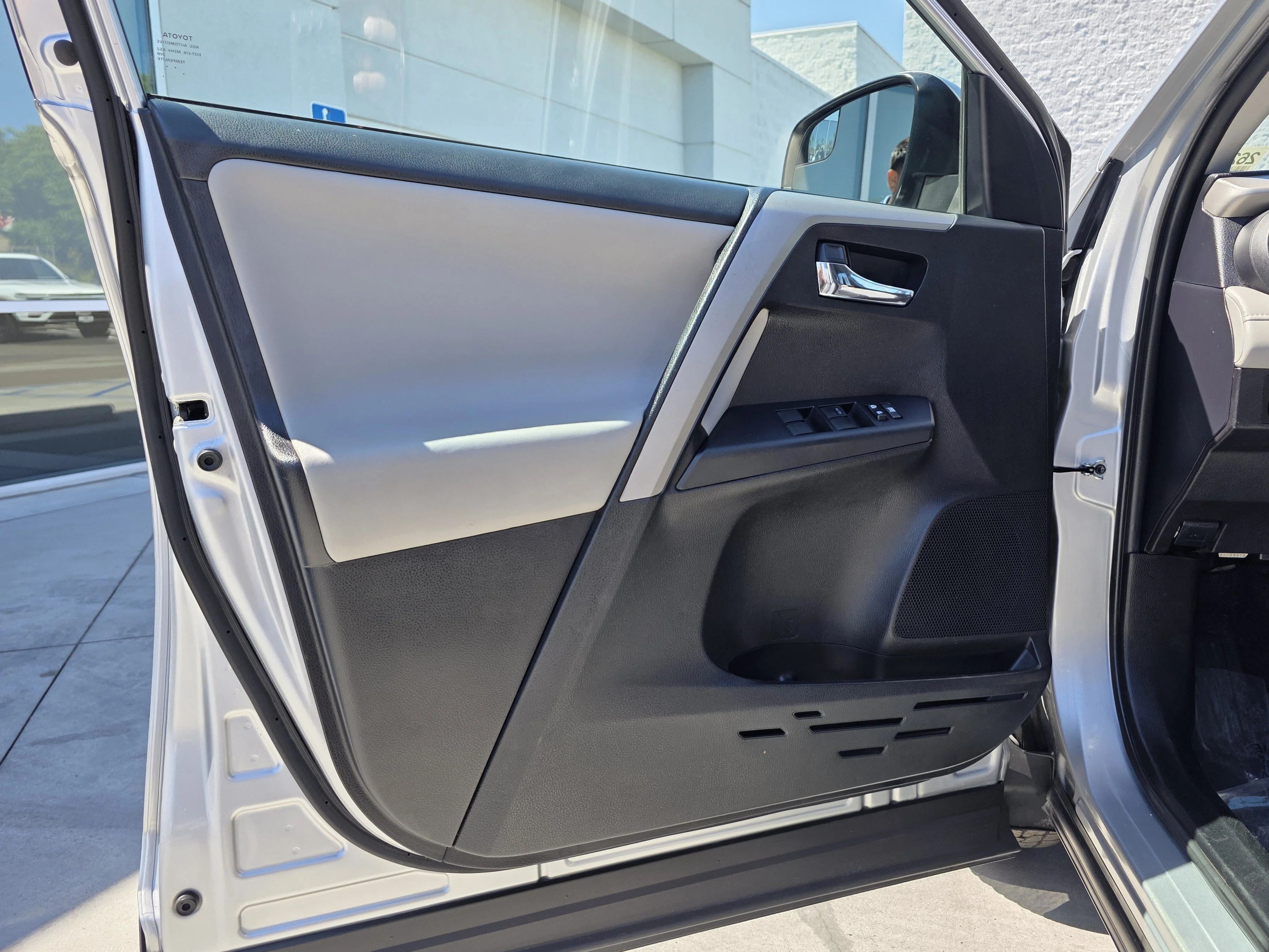 Used 2016 Silver Sky Metallic Toyota XLE image 17