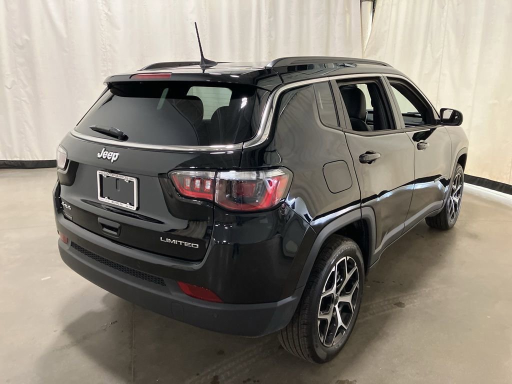 New 2026 Diamond Black Crystal Pearl-Coat Exterior Paint Jeep Limited image 22