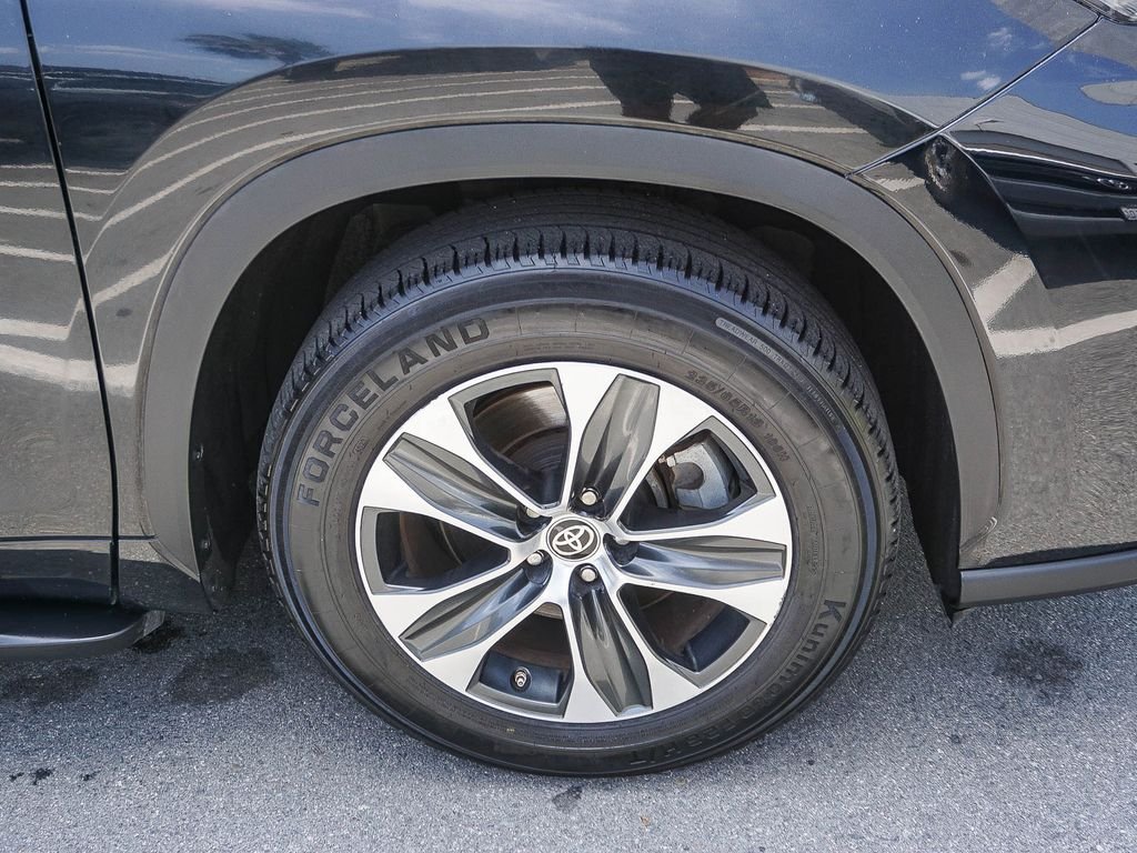 Used 2022 Black Toyota XLE image 9