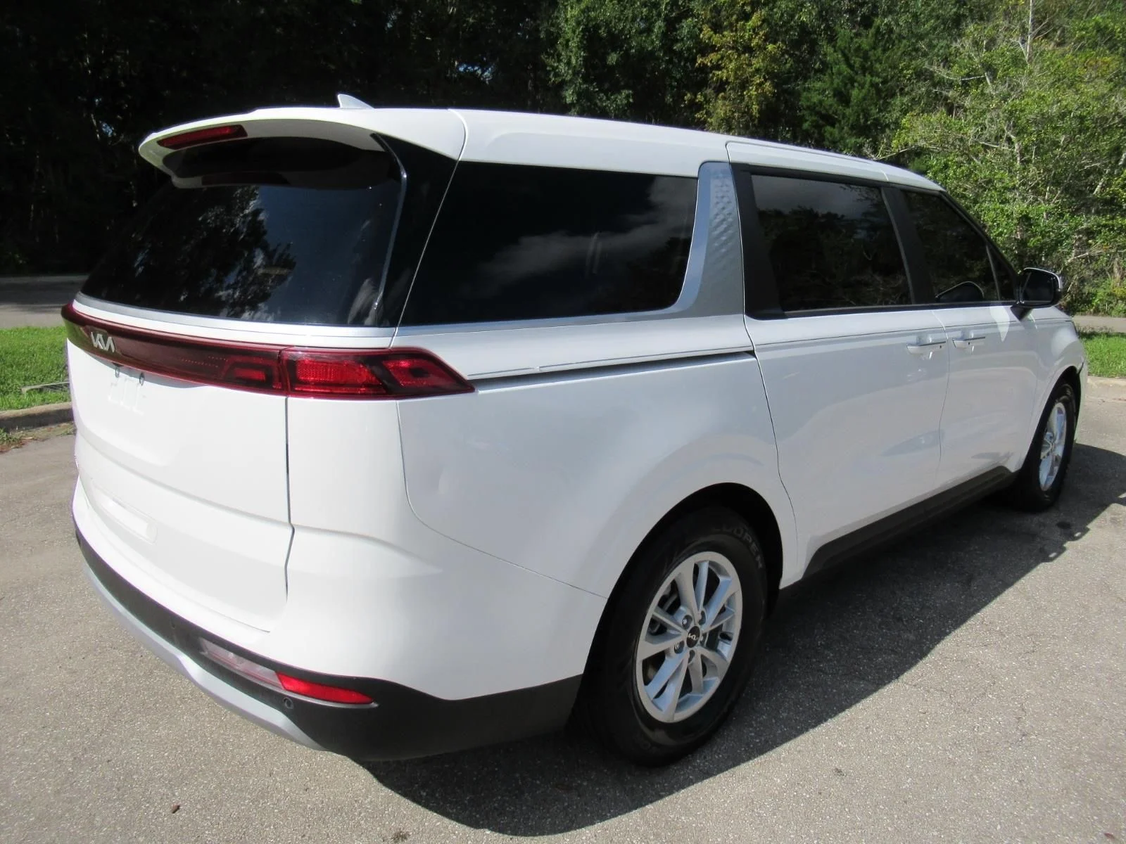 Used 2024 White Kia LX image 7