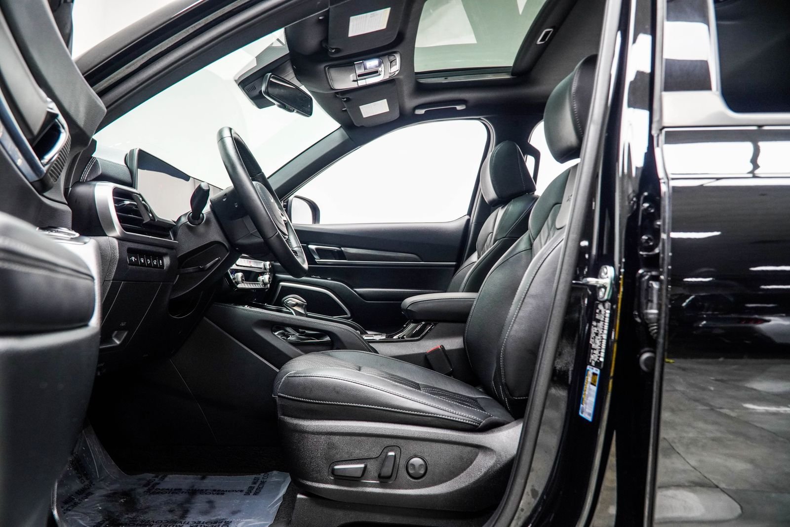Used 2025 Black Kia EX X-Line image 39