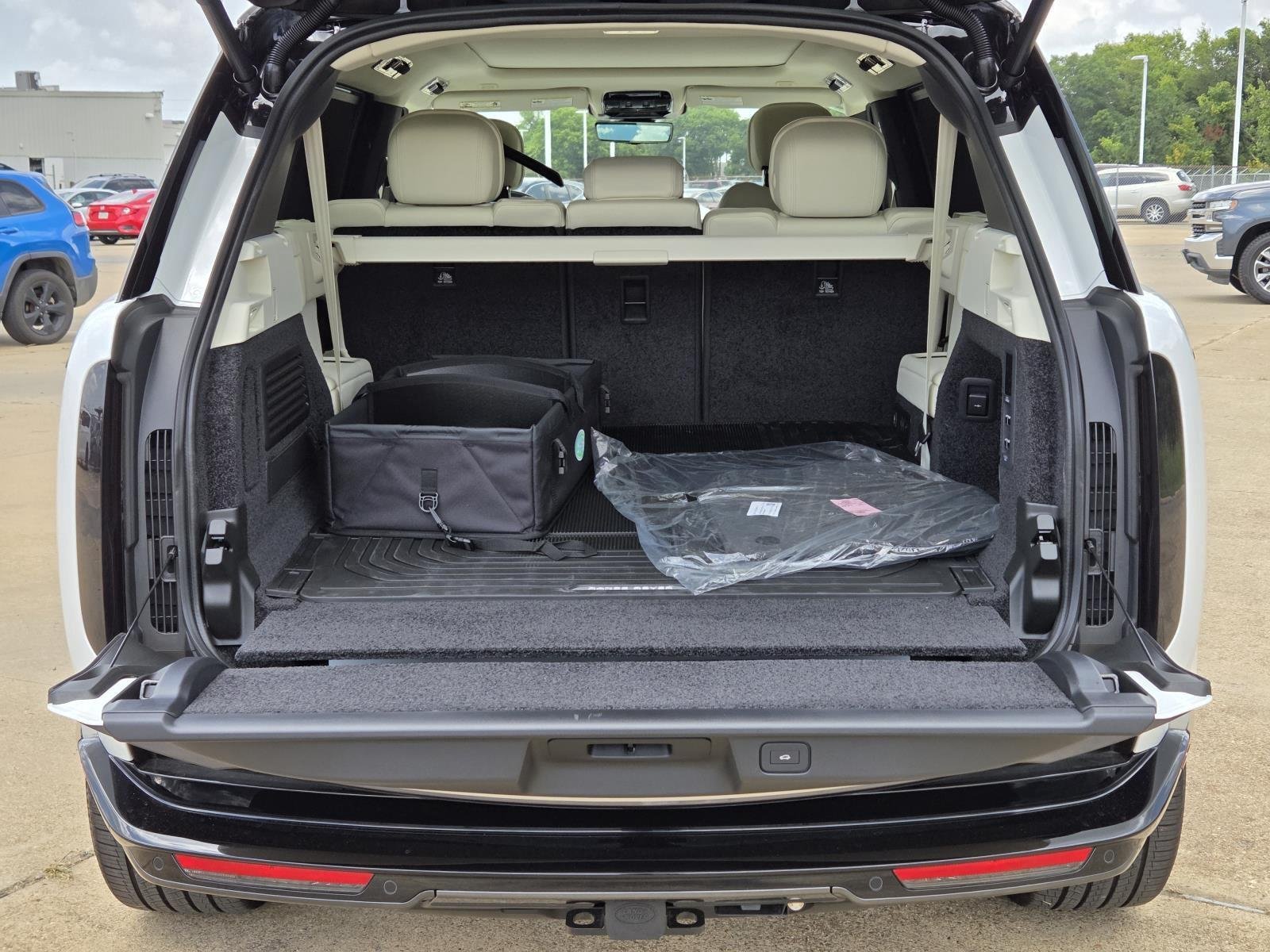New 2026 Ostuni Pearl White LAND ROVER SE 7 Seats image 10