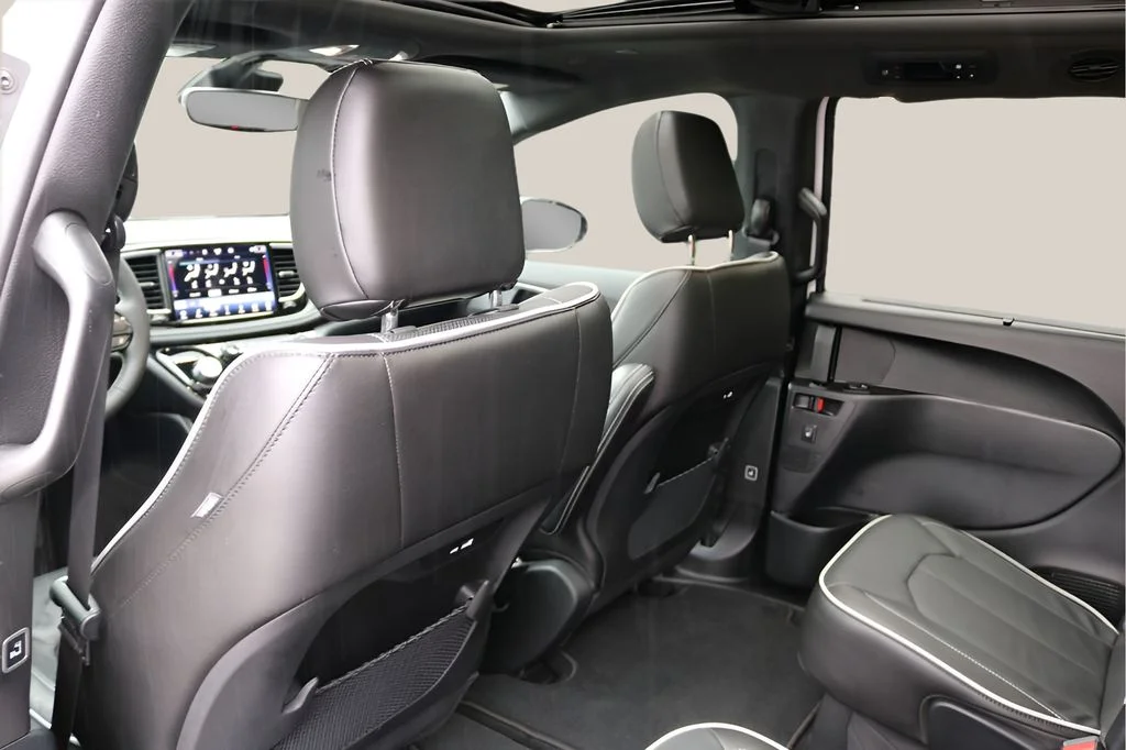 Used 2025 White Chrysler Limited image 15