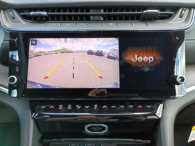 New 2026 Diamond Black Crystal Pearl-Coat Exterior Paint Jeep Laredo Altitude image 16