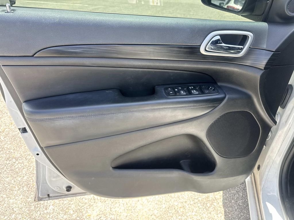 Used 2019 White Jeep Altitude image 18
