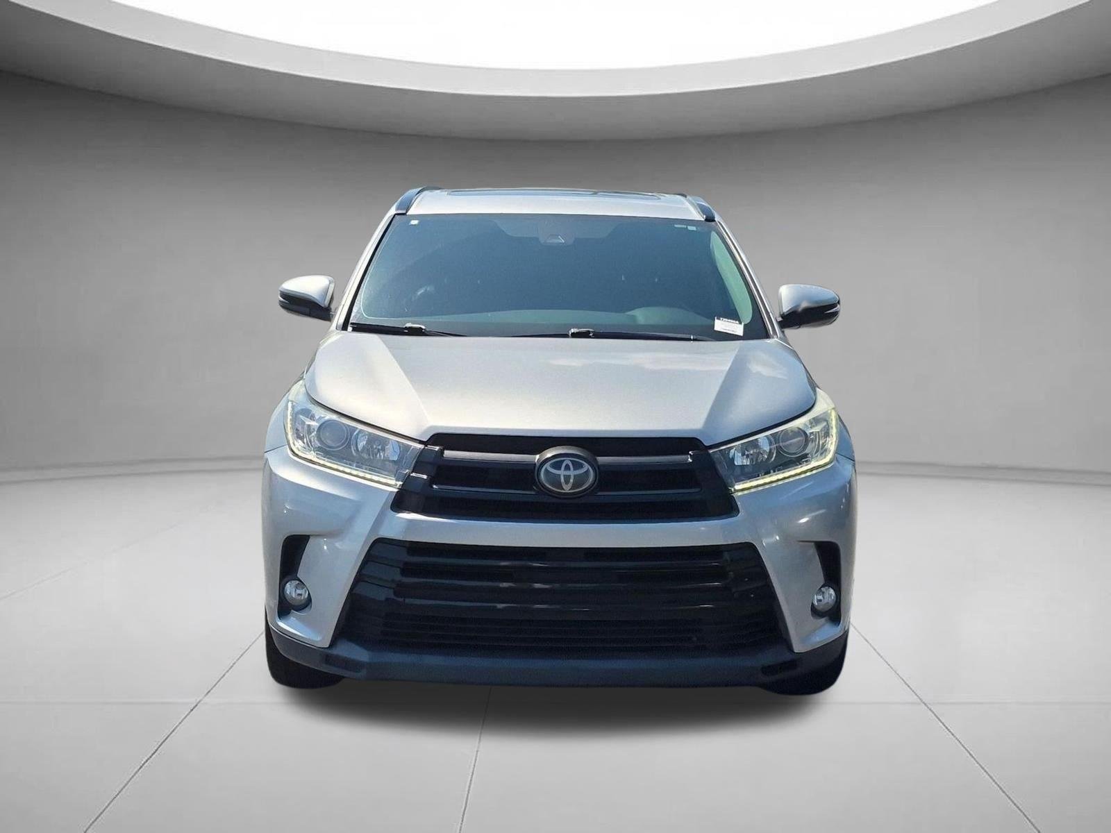 Used 2018 Celestial Silver Metallic Toyota SE image 8