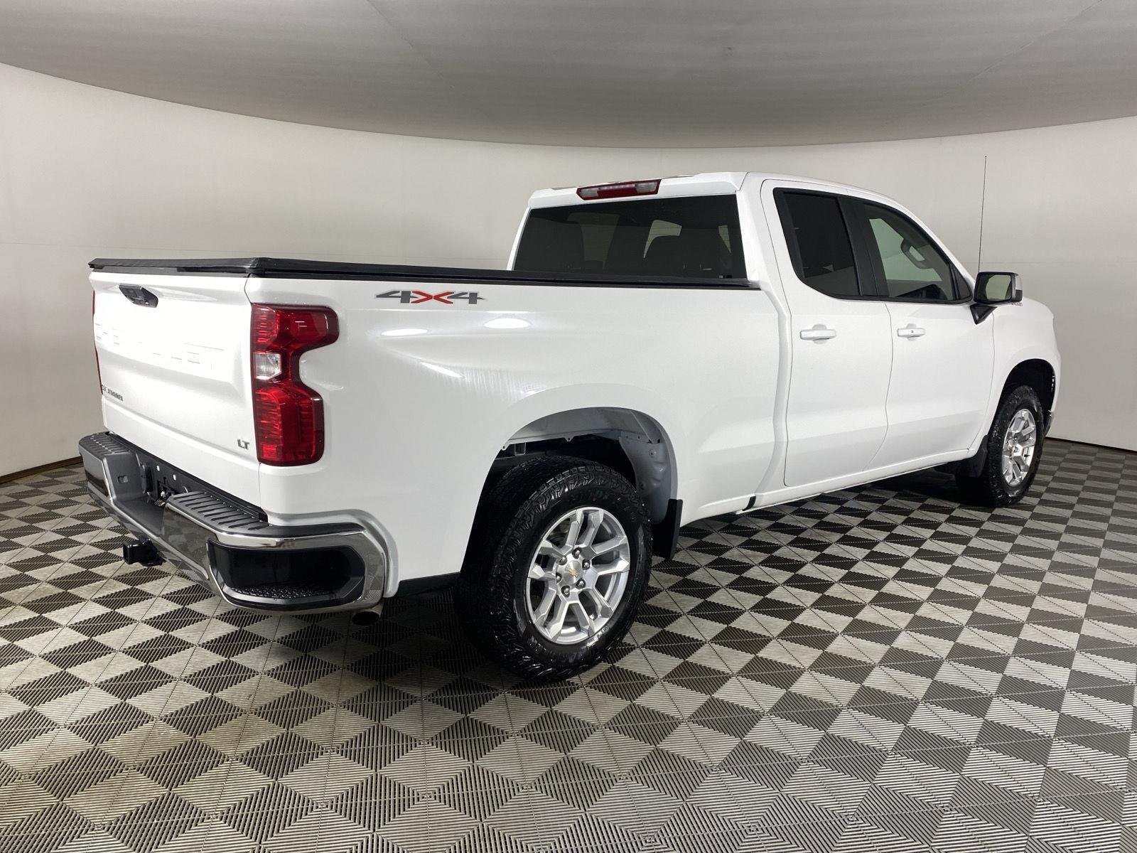 Used 2026 Summit White Chevrolet LT image 10