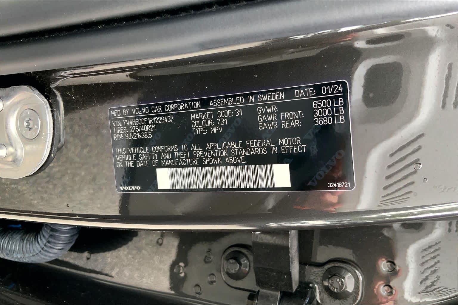 Used 2024 Onyx Black Metallic Volvo Ultimate Bright Theme image 37