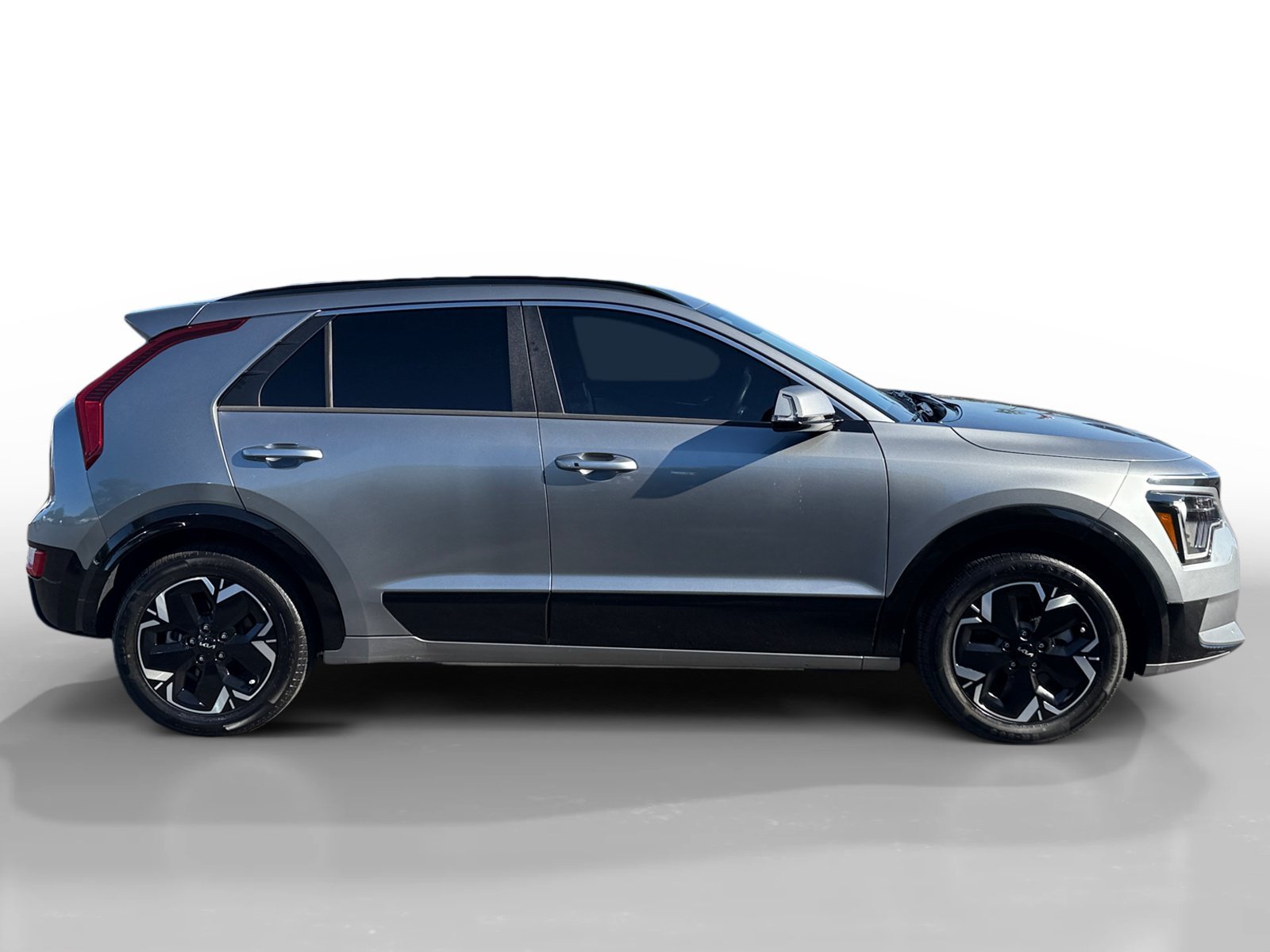 Used 2024 Steel Gray Kia Wind image 6