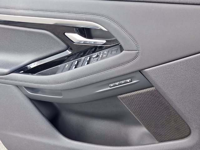 Used 2020  Land Rover R-Dynamic SE image 29