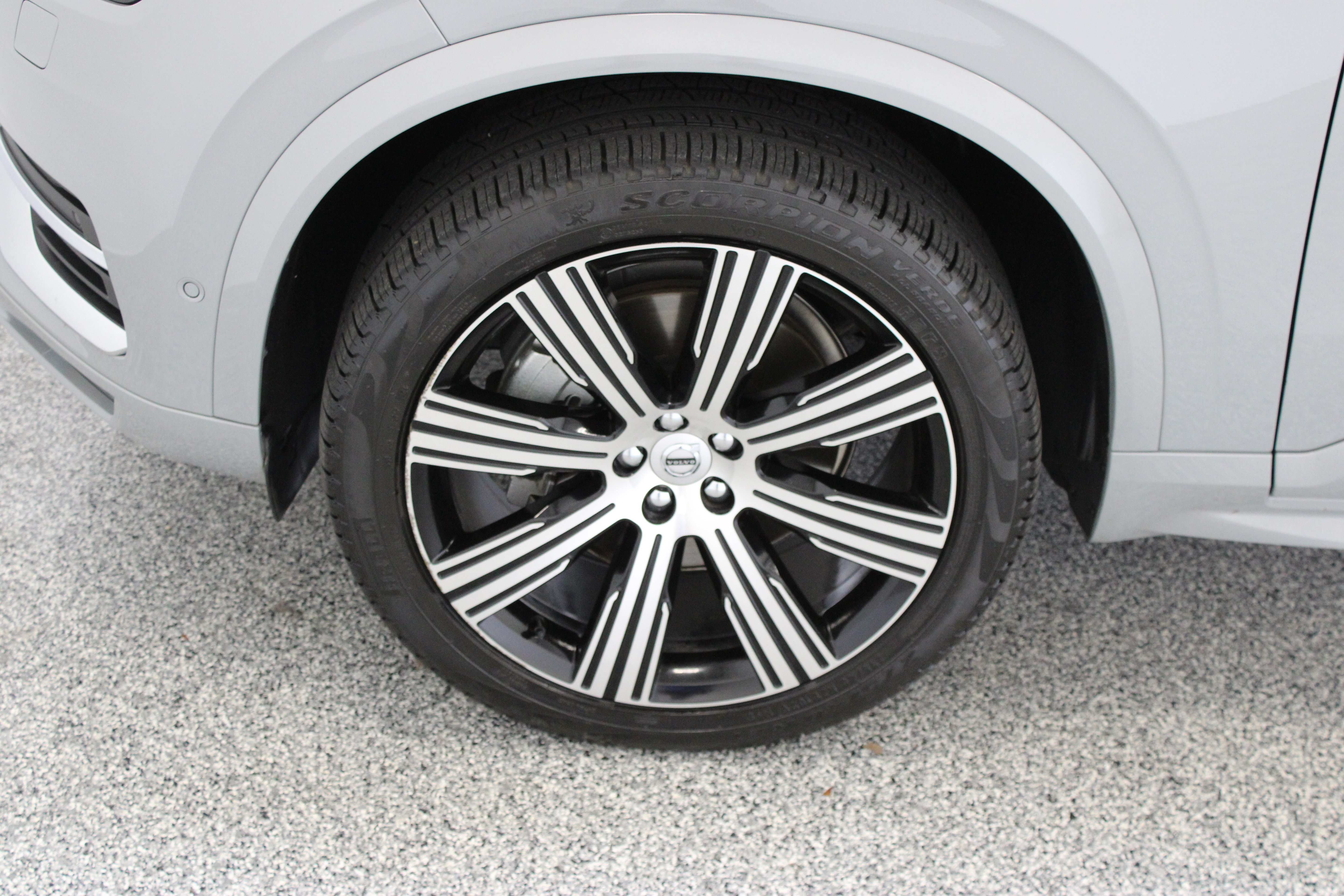 Used 2025 Vapour Grey Metallic Volvo Ultra 2.0T/Electric image 11