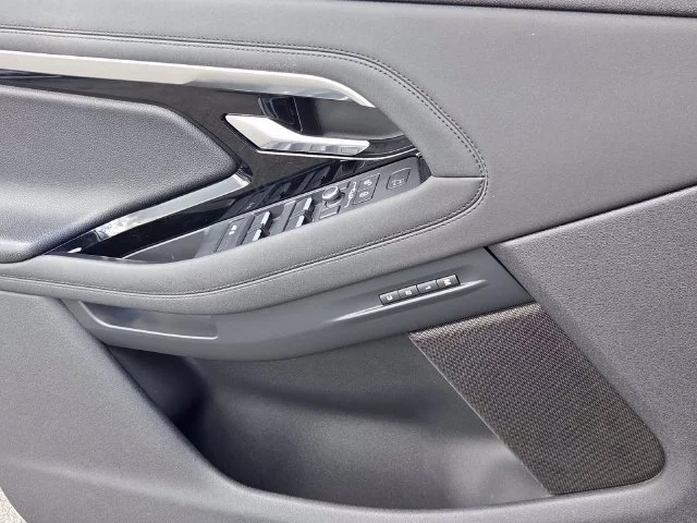 Used 2020  Land Rover R-Dynamic SE image 29