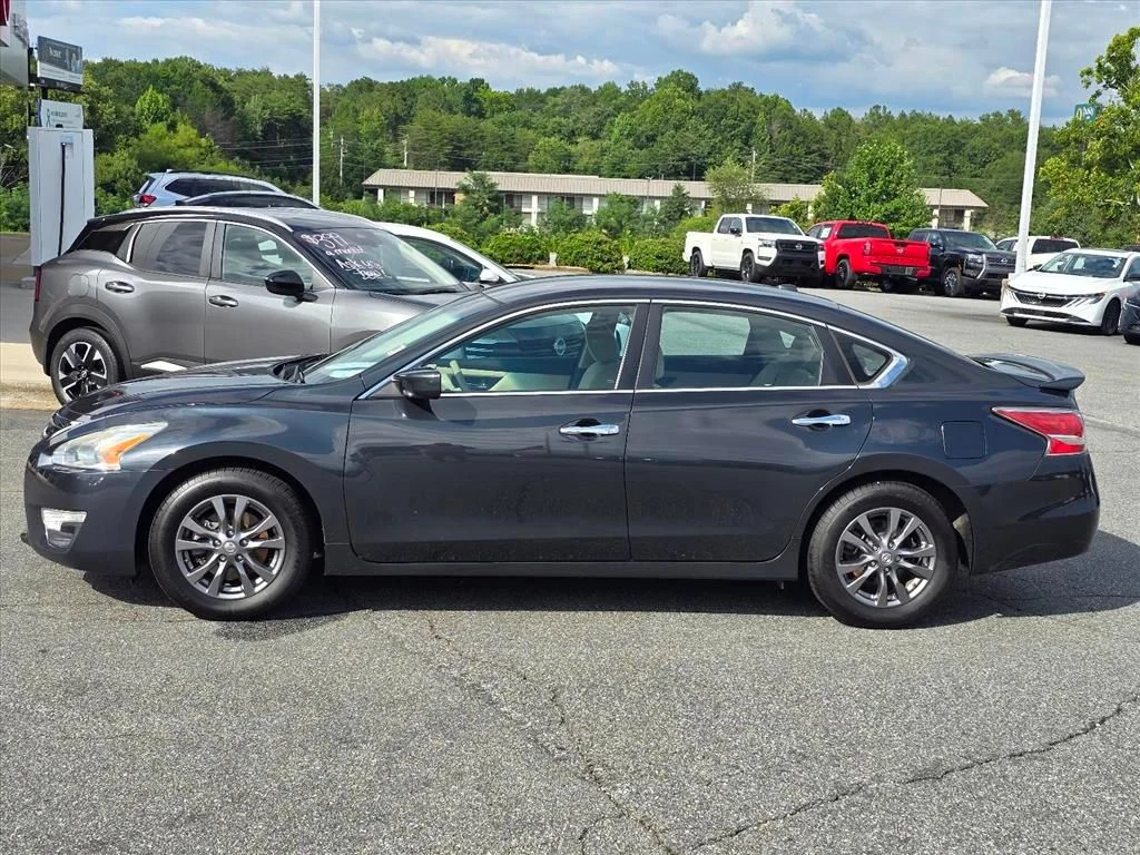 Used 2015 Blue Nissan 2.5 S image 23