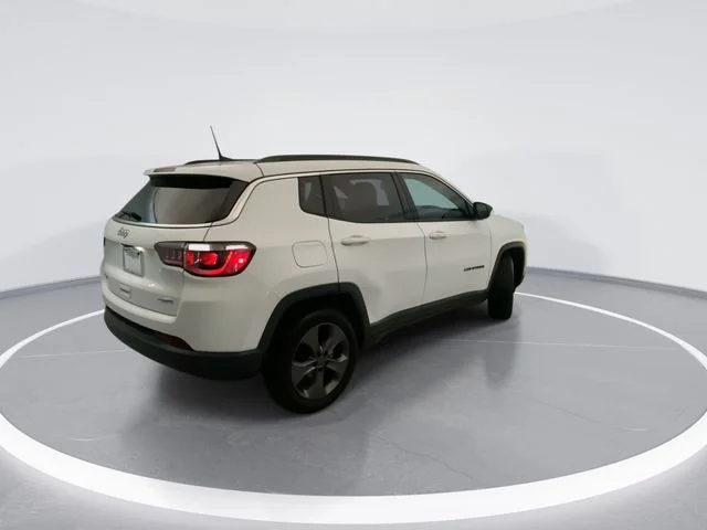 Used 2022 White Jeep Latitude Lux image 4
