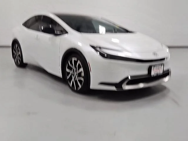 Certified Used 2023 PLATINUM WHITE PEARL MC. Toyota  image 4