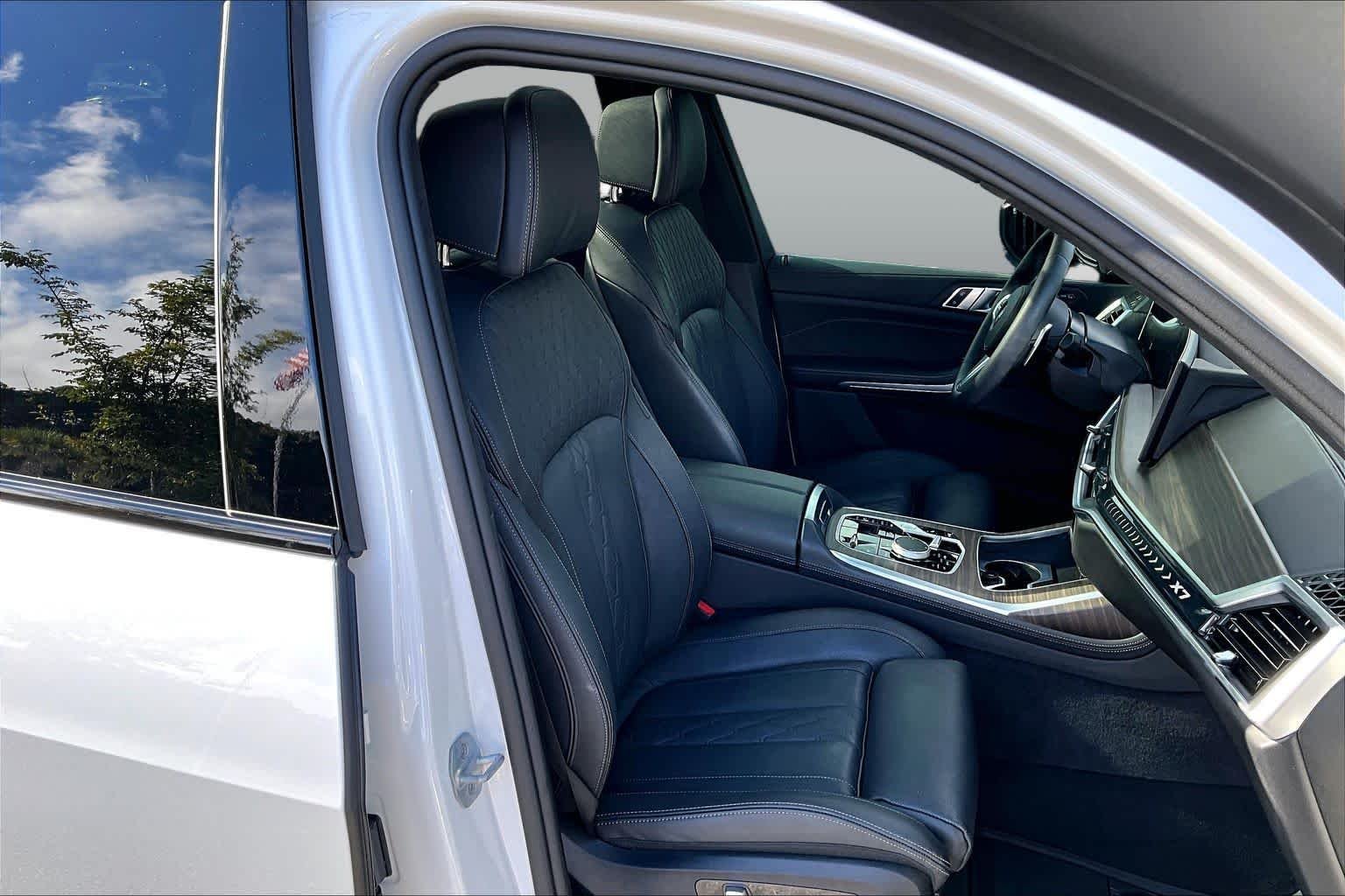 Certified Used 2025 Mineral White Metallic BMW xDrive40i image 9