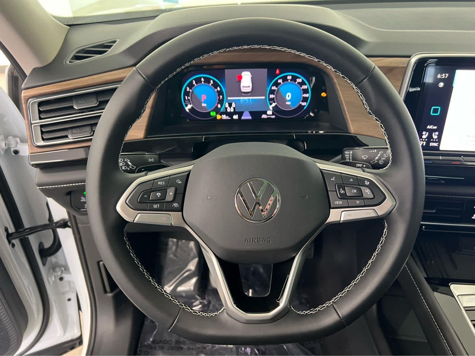 New 2026 Opal White Pearl Volkswagen 2.0T SE w/Technology image 15