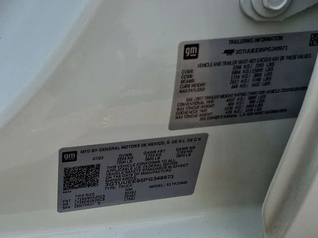 Used 2023 White GMC AT4 image 31
