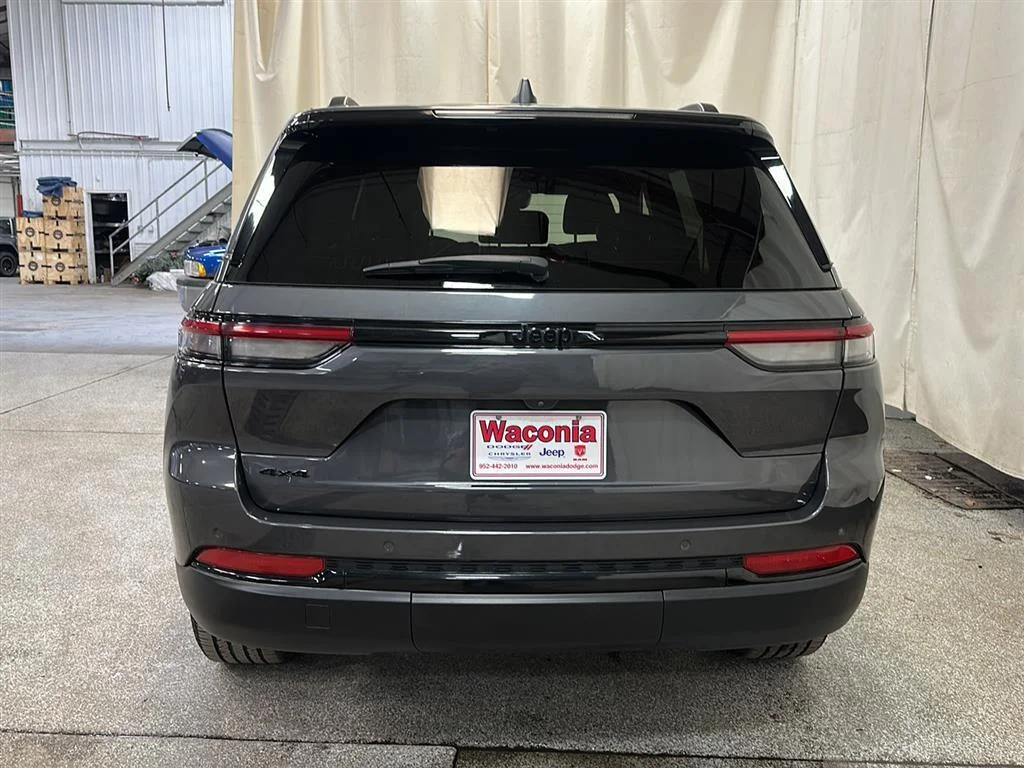 Used 2023 Baltic Gray Metallic Clearcoat Jeep Altitude 4x4 image 4