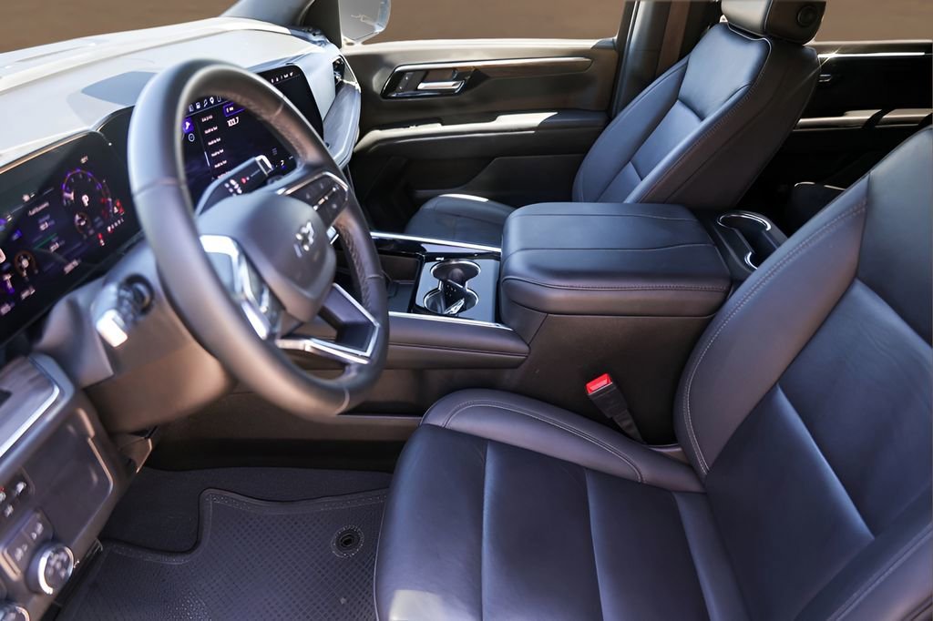 Used 2025 Black Chevrolet Z71 image 9